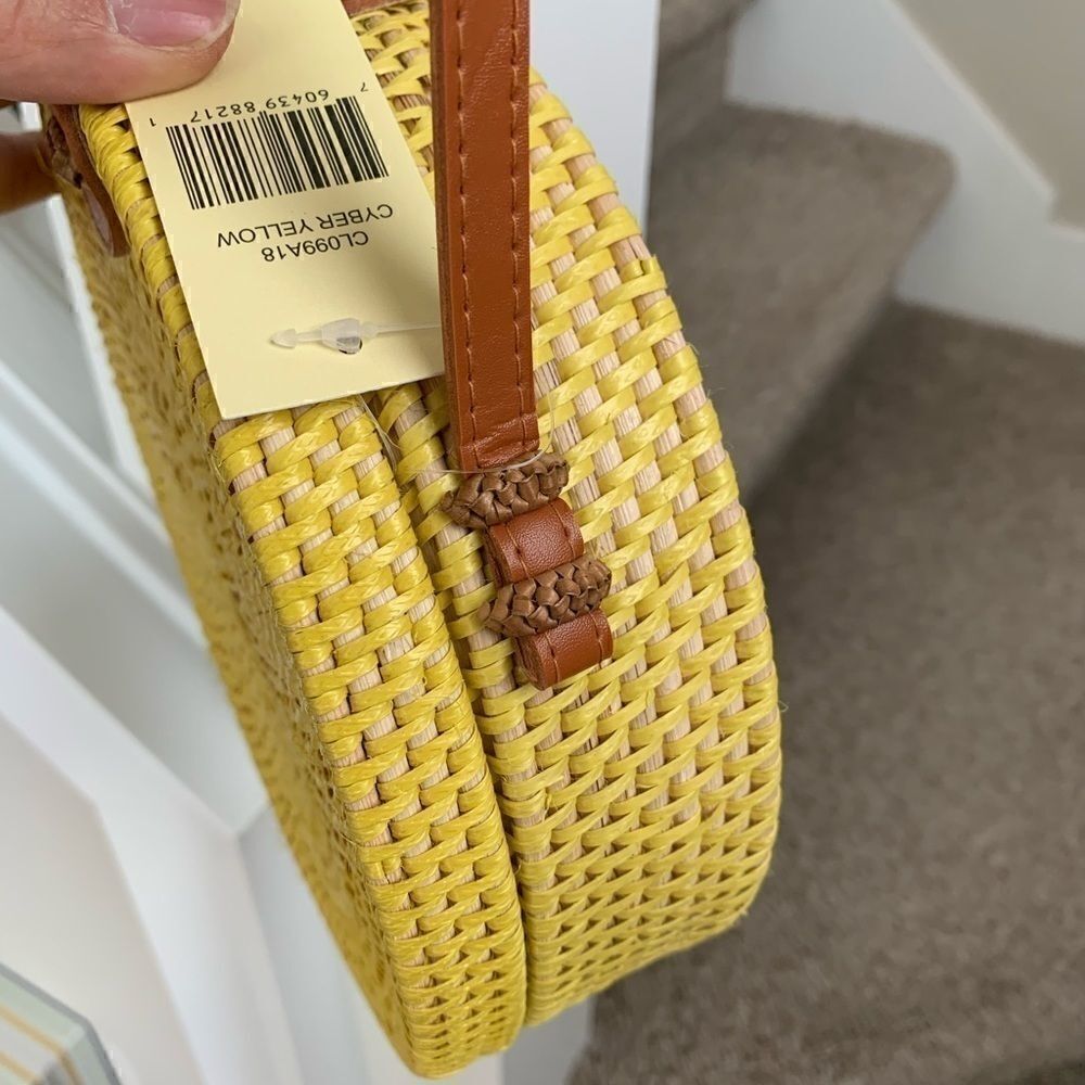 Collection 18 Hand-Crafted round Crossbody. - Picture 12 of 13